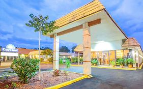 Days Inn By Wyndham St. Petersburg Central