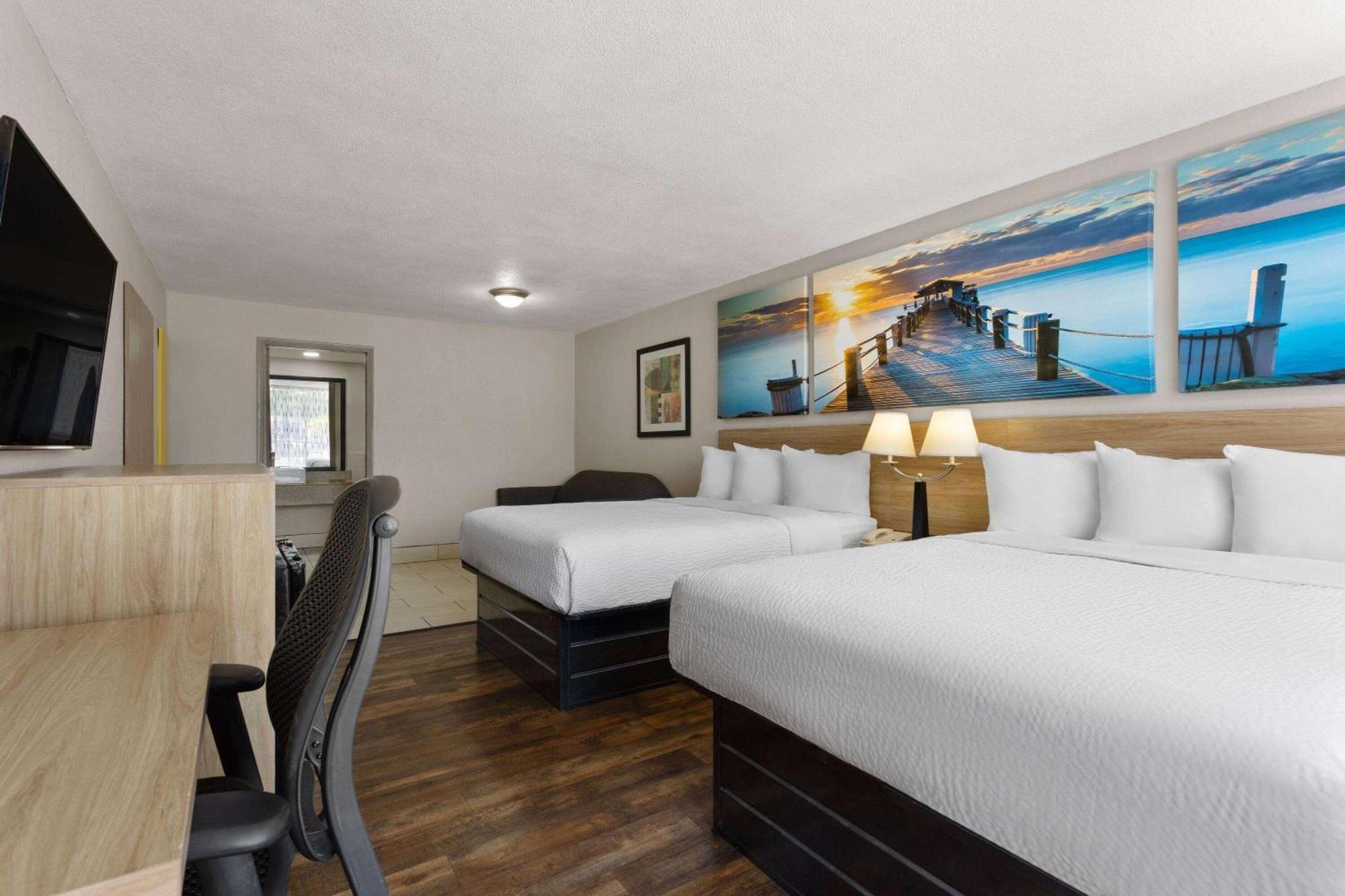 Days Inn By Wyndham St. Petersburg Central Exterior photo